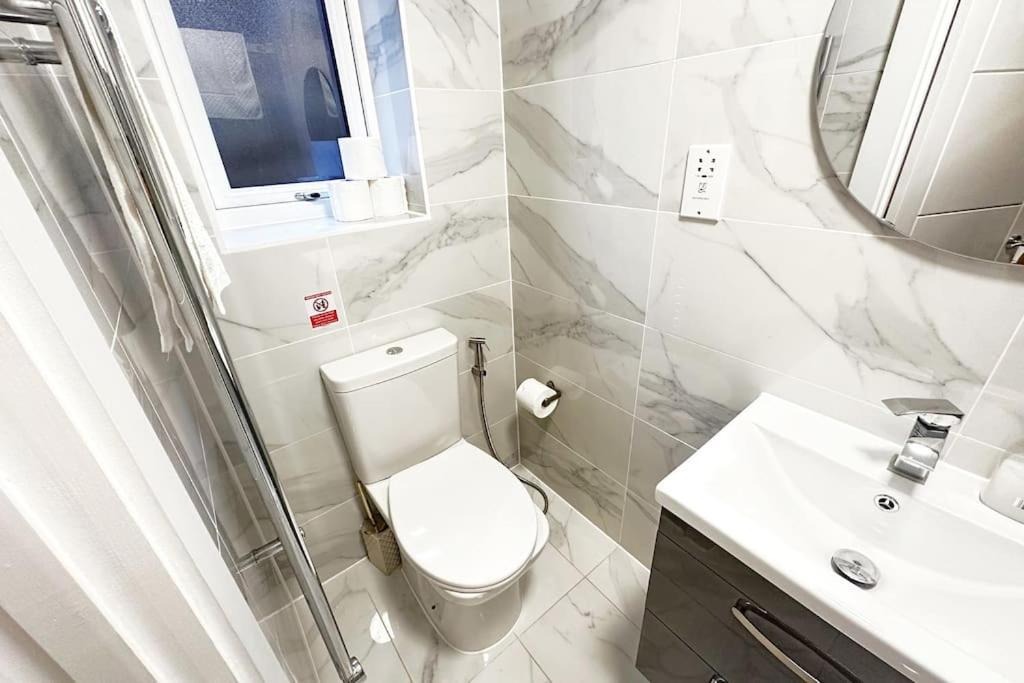 Walnut Flats-F2, 3-Bedroom With Garden & Patio - Ac, Parking, Netflix, Wifi - Close To Oxford, Bicester & Blenheim Palace ภายนอก รูปภาพ