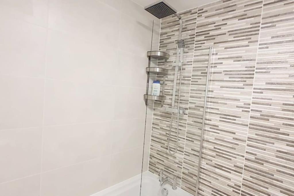 Walnut Flats-F2, 3-Bedroom With Garden & Patio - Ac, Parking, Netflix, Wifi - Close To Oxford, Bicester & Blenheim Palace ภายนอก รูปภาพ