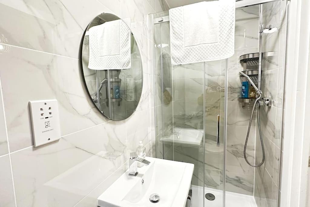 Walnut Flats-F2, 3-Bedroom With Garden & Patio - Ac, Parking, Netflix, Wifi - Close To Oxford, Bicester & Blenheim Palace ภายนอก รูปภาพ
