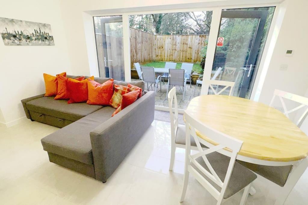 Walnut Flats-F2, 3-Bedroom With Garden & Patio - Ac, Parking, Netflix, Wifi - Close To Oxford, Bicester & Blenheim Palace ภายนอก รูปภาพ