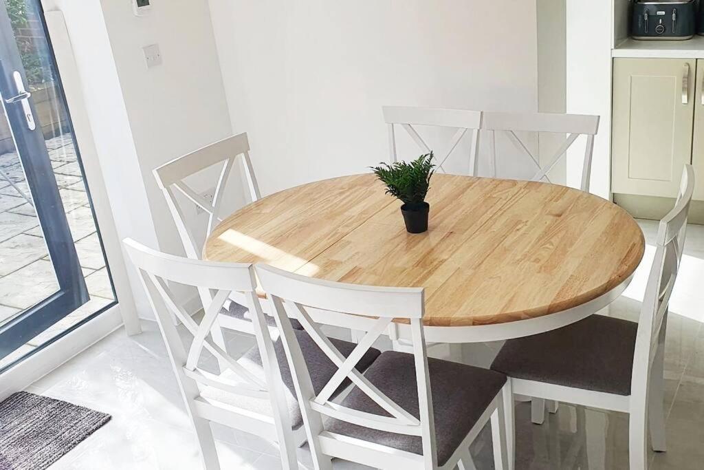 Walnut Flats-F2, 3-Bedroom With Garden & Patio - Ac, Parking, Netflix, Wifi - Close To Oxford, Bicester & Blenheim Palace ภายนอก รูปภาพ