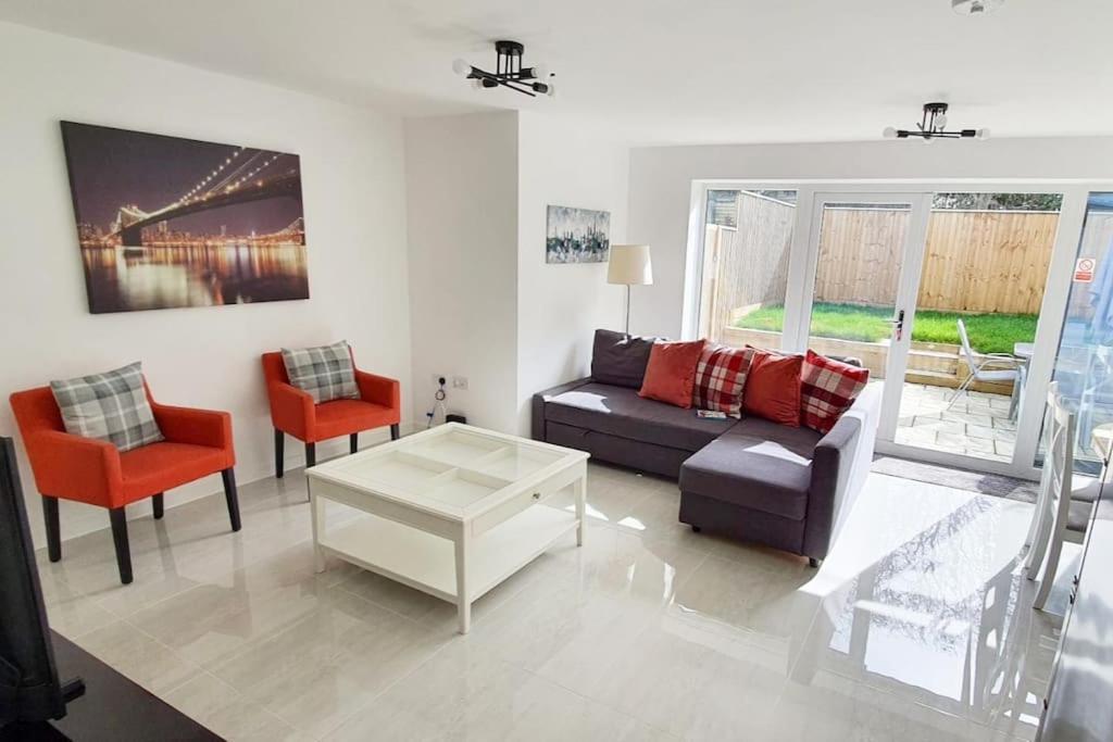 Walnut Flats-F2, 3-Bedroom With Garden & Patio - Ac, Parking, Netflix, Wifi - Close To Oxford, Bicester & Blenheim Palace ภายนอก รูปภาพ