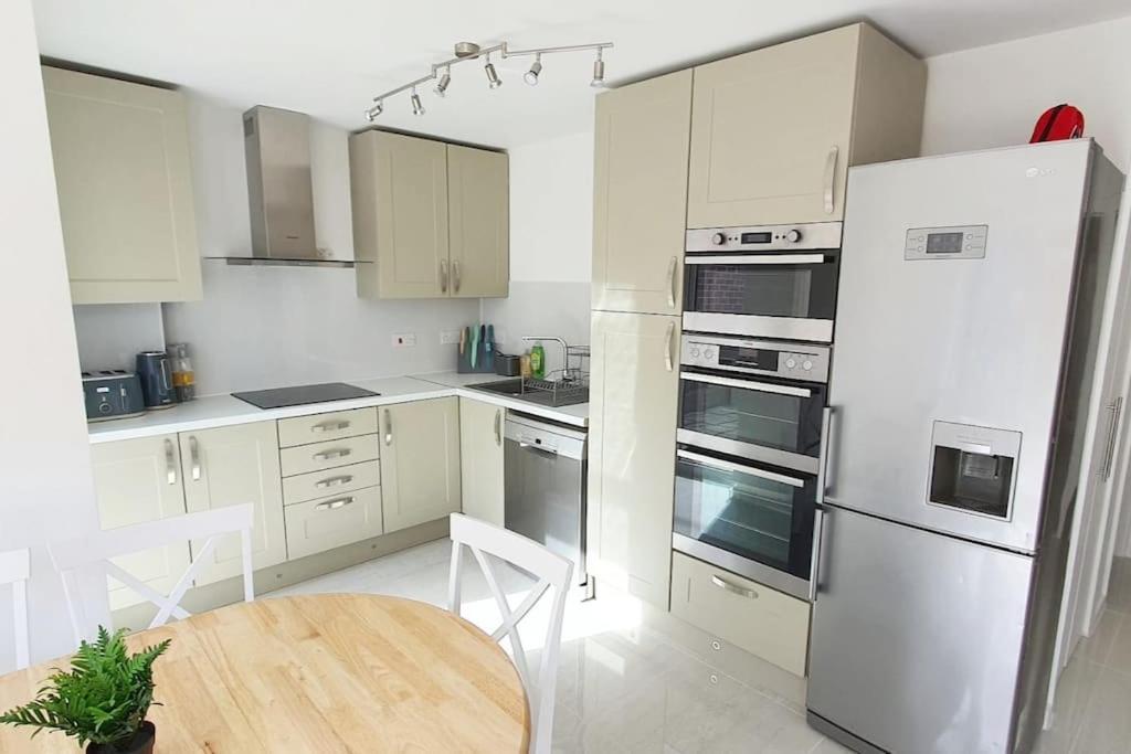 Walnut Flats-F2, 3-Bedroom With Garden & Patio - Ac, Parking, Netflix, Wifi - Close To Oxford, Bicester & Blenheim Palace ภายนอก รูปภาพ