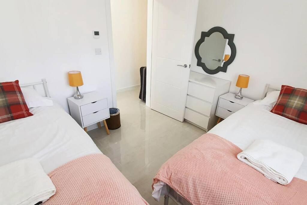 Walnut Flats-F2, 3-Bedroom With Garden & Patio - Ac, Parking, Netflix, Wifi - Close To Oxford, Bicester & Blenheim Palace ภายนอก รูปภาพ