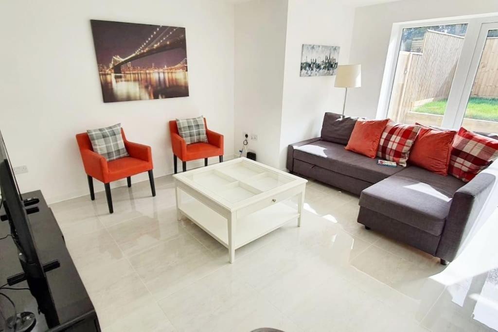 Walnut Flats-F2, 3-Bedroom With Garden & Patio - Ac, Parking, Netflix, Wifi - Close To Oxford, Bicester & Blenheim Palace ภายนอก รูปภาพ